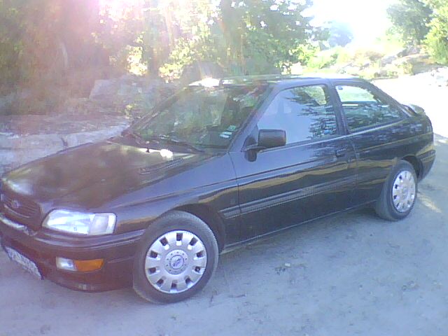 1995 Ford Escort picture