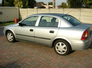 A 2000 Opel  
