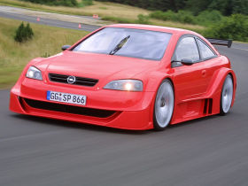 A 2001 Opel  