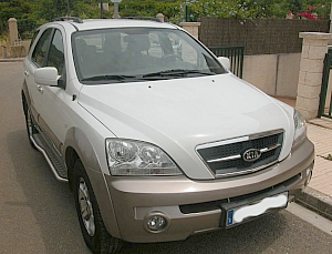 A 2004 Kia  