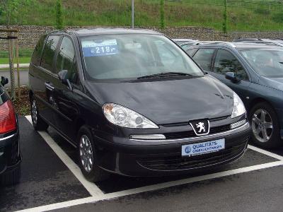 A 2005 Peugeot 807 